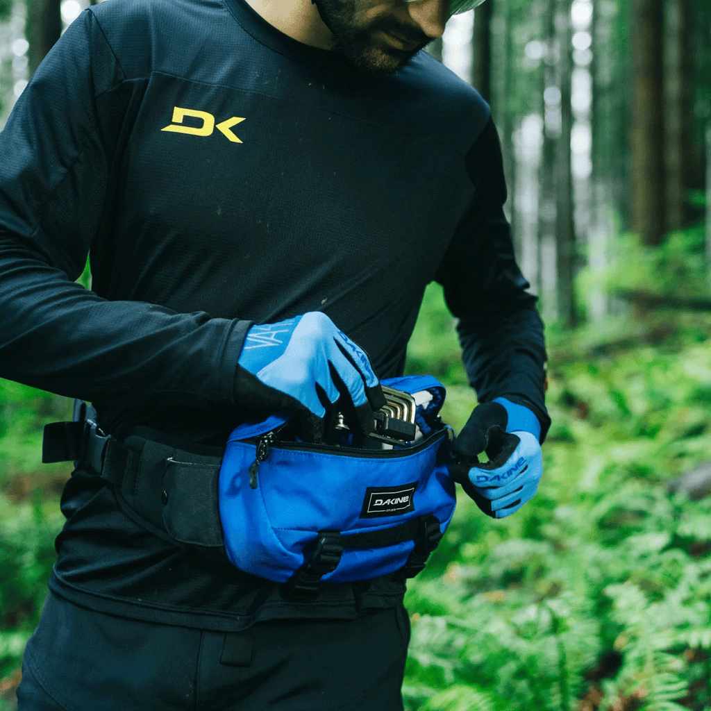 Dakine Hot Laps 2L Hip Pack Black - Comor - Go Play Outside